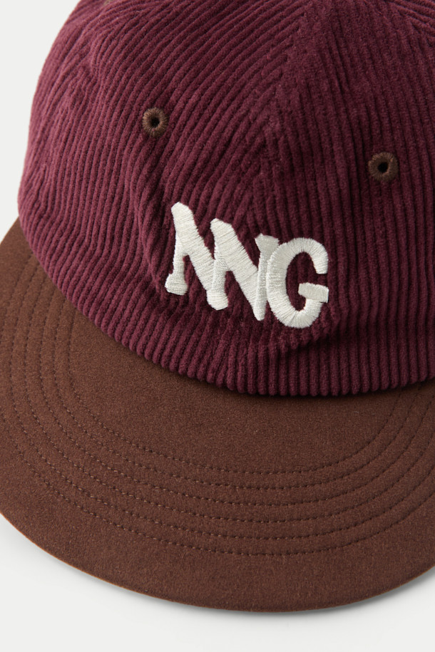 NANGA(난가) 코듀로이 NNG 로고 캡은 가을, 겨울 시즌에 어울리는 모자입니다. 부드러운 코듀로이와 스웨이드 소재로 제작되어 따뜻하고 포근한 착용감을 제공합니다. 버건디와 브라운 두 가지 색상으로 출시되어 다양한 스타일에 매치하기 좋으며, 일상생활과 캠핑, 산책룩에 활용하기 좋습니다. 챙 넓이가 일반적인 캡으로, 모자 깊이 또한 일반적이며, 뒷면에는 사이즈 조절을 위한 버클이, 전면에는 NANGA(난가) 로고 자수가, 측면에는 NANGA(난가) 로고가 각인되어 있습니다. 캐주얼, 클래식, 미니멀 스타일을 즐겨 입는 분들께 추천합니다.
