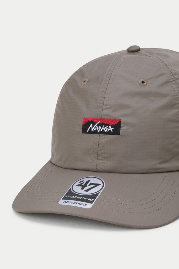 낭가 47 오로라 텍스 캡은 야외활동과 일상 모두에 적합한 남녀 공용 모자입니다. 베이지, 그레이 두 가지 색상으로 출시되었으며, 깊은 모자 깊이와 부드러운 촉감이 특징입니다. 방수, 투습, 경량, 통기 기능을 갖춘 오로라 텍스 소재를 사용하여 사계절 내내 편안하게 착용할 수 있습니다. 6패널 구조와 클래식, 심플한 디자인에 로고, 아이렛, 파이핑 디테일이 더해져 캐주얼, 클래식, 미니멀 스타일을 연출하기 좋습니다. 산책, 여행, 등산 등 다양한 TPO에 활용할 수 있는 활용도 높은 캡모자입니다.
