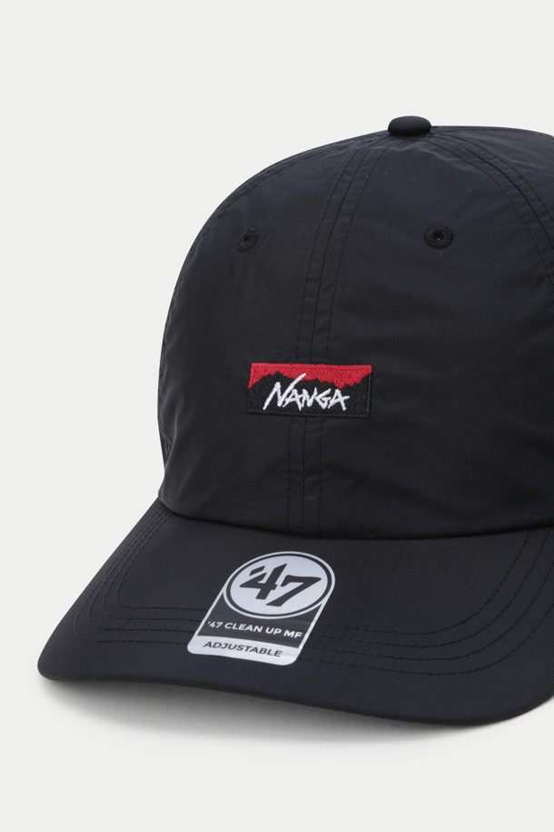 낭가 47 오로라 텍스 캡은 야외 활동과 일상에서 활용하기 좋은 캡모자입니다. 블랙 색상으로 출시되었으며, 깊은 크라운 디자인과 부드러운 촉감이 특징입니다. 나일론, 폴리우레탄 소재를 사용하여 방수, 투습, 경량, 내구성, 통기성 기능을 갖췄습니다. 6패널 구조, 스웻밴드, 파이핑, 47 로고 디테일로 디자인의 완성도를 높였습니다. 산책룩, 여행룩, 등산룩 등 다양한 TPO에 캐주얼, 스포티, 고프코어 스타일로 연출할 수 있는 캡모자입니다.
