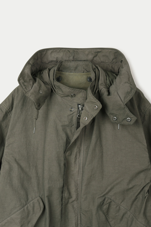 다잉 모즈코트는 밀리터리 스타일과 미니멀한 디자인을 결합한 아우터입니다. 가을, 겨울 시즌에 어울리는 두꺼운 두께감으로 보온성을 높였으며, 부드러운 촉감이 특징입니다. 카키와 올리브 두 가지 색상으로 출시되었으며, 탈부착 가능한 후드와 퀼팅 내피를 포함하여 실용성을 더했습니다. 가먼트 다잉 가공과 피치 가공을 통해 은은한 멋을 더했고, 세미 오버핏으로 편안한 착용감을 선사합니다. 출근룩, 미니멀, 클래식, 워크웨어 스타일을 즐겨 입는 분들께 추천합니다.
