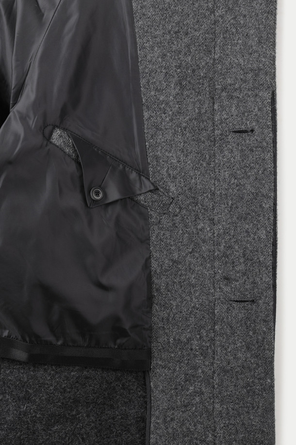 세련된 무드의 투톤 발마칸 핸드메이드 코트입니다. 그레이 투톤 컬러로, 겨울철 데일리룩, 오피스룩, 모임룩 등 다양한 TPO에 활용하기 좋습니다. 울과 알파카 혼방 소재로 제작되어 부드러운 촉감과 두꺼운 두께감으로 따뜻하게 착용할 수 있습니다. 핸드메이드 봉제, 가벼운 착용감, 여유로운 숄더라인, 간결한 포켓 구성이 특징이며, 오버핏으로 미니멀하고 시크한 스타일을 연출합니다. 리버서블 디자인으로 활용성을 높였습니다.
