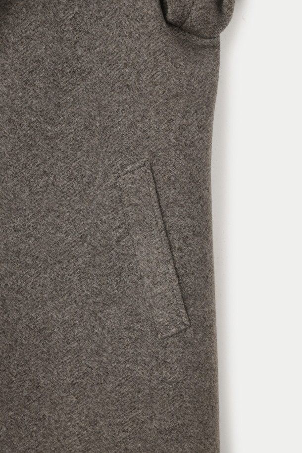 세련된 남성분들을 위한 울저지 후드패널 코트입니다. 이탈리아 LANIFICIO ROMA 원단을 사용하여 고급스러움을 더했으며, 부드러운 촉감과 두꺼운 두께로 뛰어난 보온성을 자랑합니다. 탈부착 가능한 후드와 네오프렌 본딩, 스트레치성이 더해져 편안한 착용감을 선사합니다. 무릎 기장의 세미오버핏 또는 루즈핏으로, 그레이 및 멜란지 컬러의 무지 패턴이 미니멀하고 모던한 스타일을 연출합니다. 출근룩, 비즈니스 캐주얼, 모임룩 등 다양한 TPO에 클래식, 미니멀, 시크한 무드로 활용하기 좋습니다.
