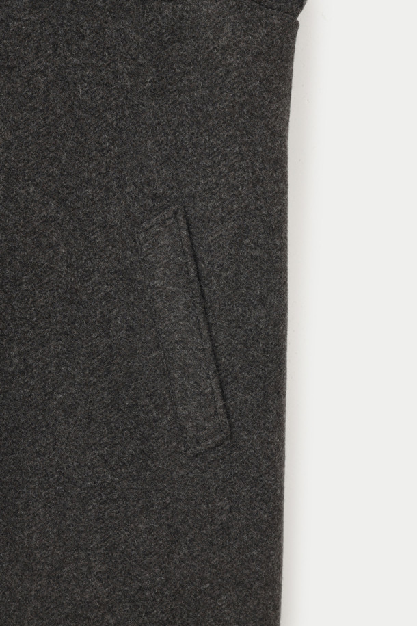 세련된 "울저지 후드패널 코트"를 소개합니다. 부드러운 울, 폴리에스터, 아크릴, 나일론 혼방 소재로 제작되어 포근하고 편안한 착용감을 선사합니다. 탈부착 가능한 후드와 네오프렌 본딩 디테일이 돋보이며, 투톤 멜란지 컬러가 세련된 분위기를 더합니다. 세미 오버핏 또는 루즈핏으로, 출근룩과 모임룩 모두에 활용 가능하며 미니멀, 클래식, 캐주얼 스타일을 연출하기 좋습니다. 무릎 기장의 긴 소매, 싱글 버튼 여밈 방식으로 간결하면서도 멋스러운 스타일을 완성해보세요.
