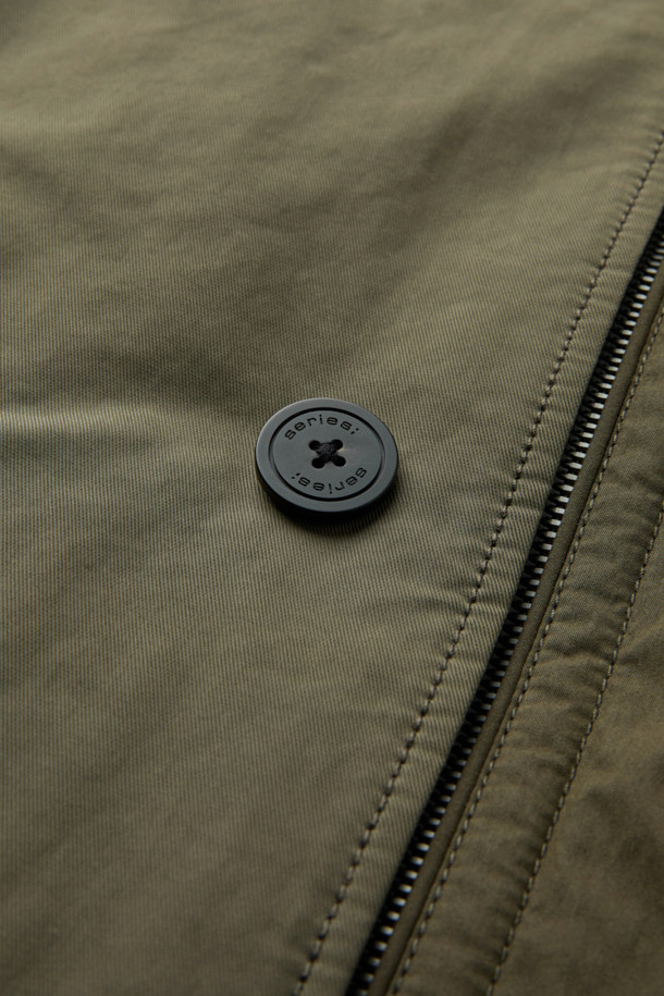 멕켄지 구스코트는 미니멀하고 베이직한 스타일의 겨울용 아우터입니다. 카키와 올리브 두 가지 색상으로 출시되었으며, 무릎 기장의 무지 디자인이 특징입니다. 고밀도 원단과 구스다운 충전재를 사용하여 보온성을 높였으며, 탈부착 가능한 베스트 패널과 양털 넥으로 다양한 스타일 연출이 가능합니다. 레귤러핏과 세미오버핏 두 가지 핏으로 제공되며, 지퍼와 히든 버튼으로 여밈 방식을 더했습니다. 출근룩과 여행룩에 모두 활용하기 좋은, 부드러운 촉감의 구스다운 코트입니다.
