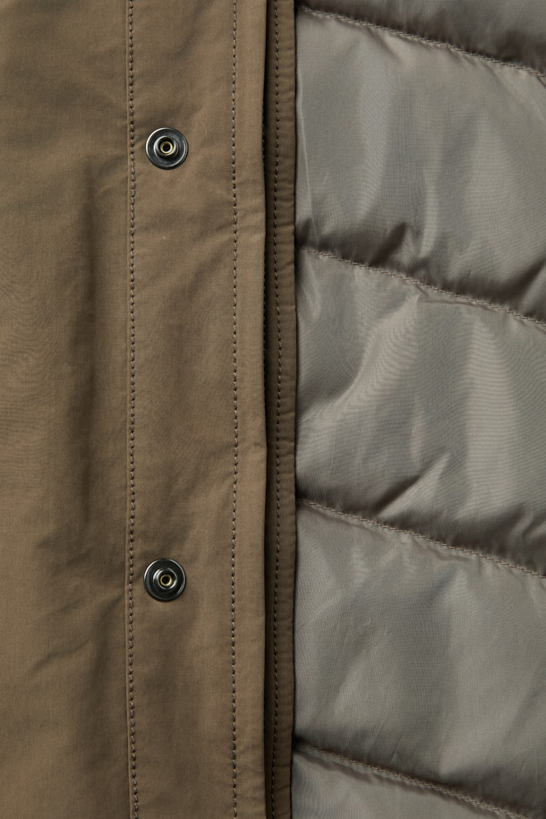 겨울철 일상과 출근룩, 여행룩에 모두 잘 어울리는 구스 코트입니다. 카키와 브라운 두 가지 색상으로 출시되어 미니멀하고 베이직한 스타일을 연출합니다. 롱 기장에 세미 오버핏으로 편안한 착용감을 선사하며, 버튼 여밈 방식으로 간편하게 입고 벗을 수 있습니다. 나일론과 폴리에스테르 혼방 소재로 제작되어 두꺼운 두께감과 부드러운 촉감을 자랑하며, 드롭숄더 디자인과 퀼팅 안감, 생활 방수 및 방풍 기능을 갖춰 보온성을 높였습니다. 
