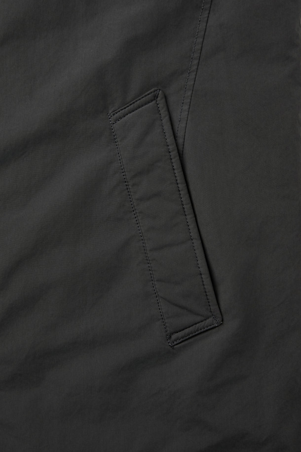 세련된 겨울 스타일을 완성하는 블랙 구스 코트입니다. 일상생활은 물론, 출근룩에도 잘 어울리는 미니멀하고 베이직한 디자인이 특징입니다. 롱 기장에 세미 오버핏으로 편안한 착용감을 선사하며, 지퍼형 여밈으로 간편하게 탈착용할 수 있습니다. 고밀도 나일론과 폴리에스테르 혼방 소재에 구스다운 충전재를 사용하여 뛰어난 보온성을 제공하며, 생활 방수 및 방풍 기능으로 추운 날씨에도 끄떡없습니다. 드롭 숄더 디자인과 퀼팅 안감으로 고급스러운 디테일을 더했습니다.
