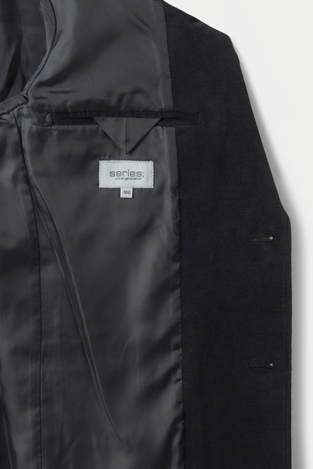 (SET UP) 코듀로이 스탠다드 셋업 재킷은 클래식과 캐주얼 무드를 넘나드는 남성용 아우터입니다. 두꺼운 두께감의 부드러운 코듀로이 소재로 제작되어 겨울철 보온성을 높여줍니다. 레귤러핏에 싱글 또는 2버튼 여밈 방식으로, 일상, 출근룩, 비즈니스 캐주얼 등 다양한 TPO에 활용 가능합니다. 무지 패턴에 스탠다드 코트 타입이며, 패치 포켓 디테일이 특징입니다. 셋업으로 착용하여 스타일리시한 겨울 데일리룩을 완성해보세요.
