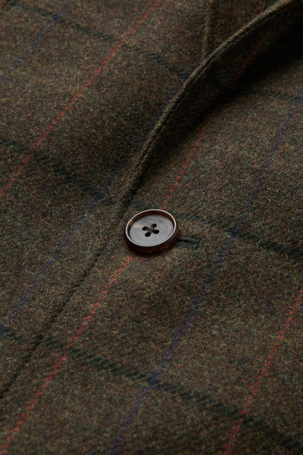 Mallalieus(말리아우스) 체크 뉴레귤러 재킷은 영국 Mallalieus(말리아우스) 社의 트위드 소재를 사용하여 제작되어 뛰어난 내구성과 보온성을 자랑합니다. 부드러운 촉감의 울 소재와 컴포트핏으로 편안한 착용감을 선사하며, 간절기와 겨울철에 활용하기 좋습니다. 클래식과 캐주얼 스타일을 모두 아우르는 디자인으로, 출근룩, 비즈니스 캐주얼, 모임룩 등 다양한 때와 장소와 목적에 활용할 수 있습니다. 브라운 컬러의 체크 패턴, 긴 소매, 싱글 버튼 여밈 방식, 패치 포켓, 2버튼 디테일이 돋보입니다.