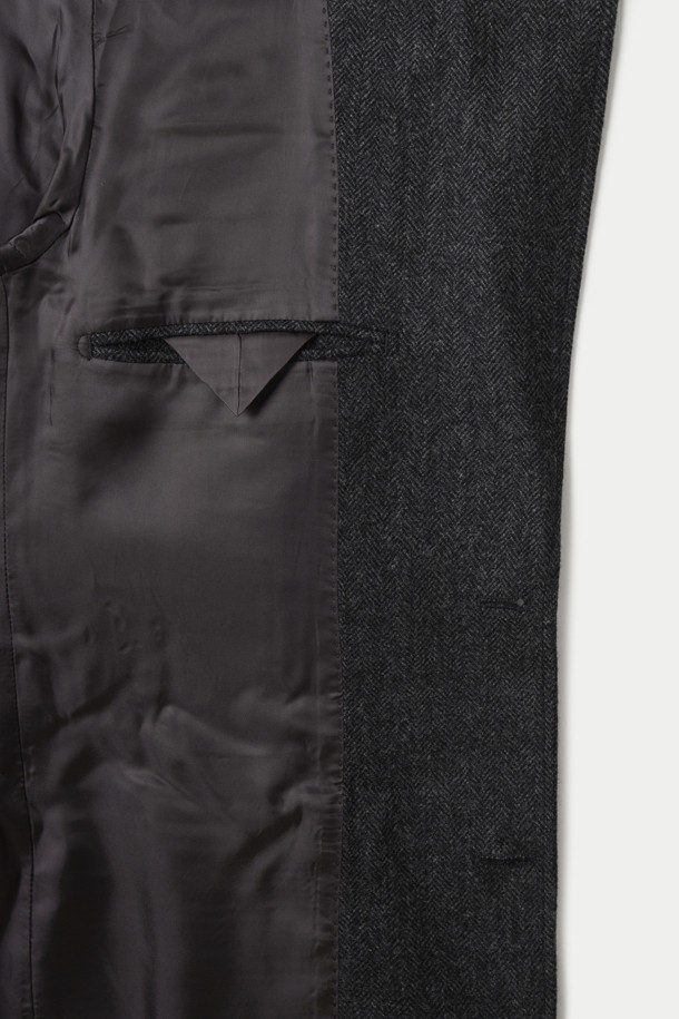 Mallalieus(말리에우스) 헤링본 뉴레귤러 재킷은 영국 Mallalieus(말리에우스)社의 트위드 소재로 제작되어 뛰어난 보온성과 내구성을 자랑합니다. 클래식과 캐주얼 무드를 넘나드는 디자인으로, 출근룩, 비즈니스 캐주얼, 겨울 데일리룩에 활용하기 좋습니다. 부드러운 촉감의 울 소재와 컴포트 핏으로 편안한 착용감을 선사하며, 2버튼 싱글 버튼 방식에 패치 포켓 디테일이 특징입니다. 간절기부터 겨울까지, 스타일리시하면서도 따뜻하게 몸을 감싸줍니다.