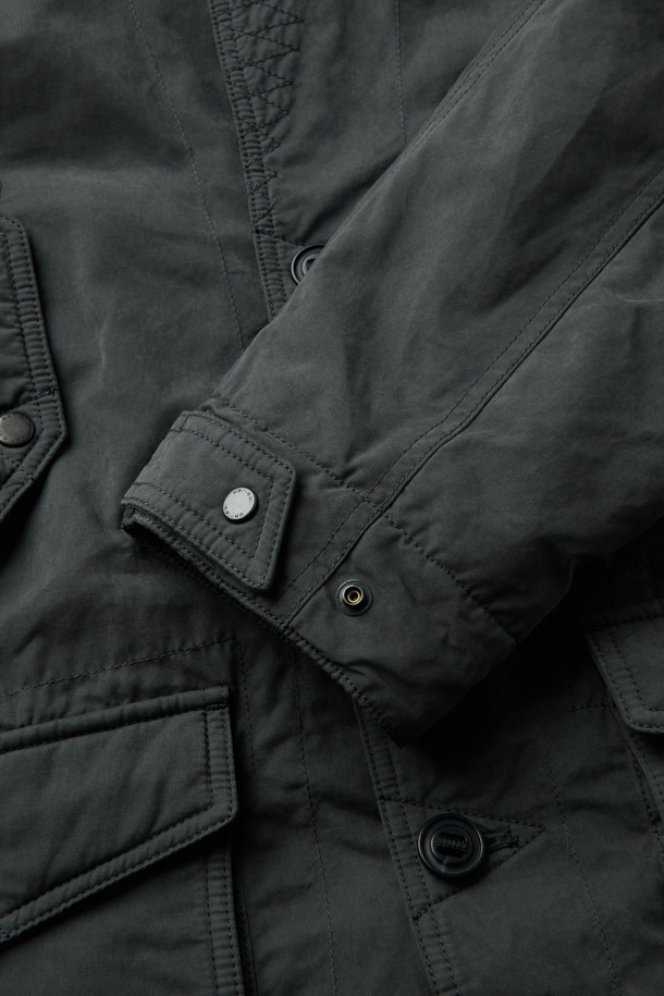 베노 올메텍스는 캐주얼, 미니멀, 클래식 스타일을 아우르는 공용 점퍼형 재킷입니다. 가을, 겨울 시즌에 적합하며, 일상 및 캐주얼 용도로 활용하기 좋습니다. 블랙 컬러의 무지 디자인으로 밀리터리 스타일의 무드를 연출합니다. 루즈핏으로 편안한 착용감을 선사하며, 지퍼와 스냅으로 여밈 방식을 갖췄습니다. 이탈리아 OLMETEX S.P.A 원단을 사용하여 부드러운 촉감을 자랑하며, 탈부착 가능한 이너 베스트와 3M 신슐레이트 충전재로 보온성을 높였습니다. 방수 기능과 내구성을 갖춰 출근룩, 여행룩 등 다양한 TPO에 활용 가능합니다.
