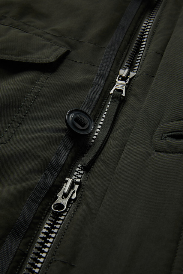 빈티지 무드를 더한 양털 카라 다운 재킷입니다. 넉넉한 루즈핏으로 편안한 착용감을 선사하며, 탈부착 가능한 양털 패널이 보온성을 높여줍니다. 소매 안쪽 니트 바람막이 디테일과 구조적인 실루엣이 특징이며, 다양한 이너 레이어링으로 스타일 연출이 용이합니다. 두꺼운 두께감과 부드러운 촉감의 폴리에스테르, 양모 혼방 소재로 제작되어 겨울철에도 따뜻하게 착용할 수 있습니다. 캐주얼, 미니멀, 클래식 등 어떤 스타일에도 잘 어울리는 블랙 컬러의 다운 재킷입니다.
