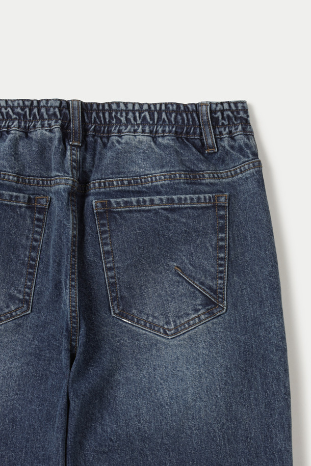 중청 릴렉스 데님팬츠는 캐주얼과 포멀 스타일을 모두 아우르는 사계절용 긴 바지입니다. 스트레치 데님 소재로 제작되어 편안한 착용감을 제공하며, 빈티지 워싱으로 트렌디한 멋을 더했습니다. 면 97%와 폴리우레탄 3% 혼방으로 제작되어 활동성을 높였으며, 릴랙스핏으로 편안한 착용감을 선사합니다. 켄톤 단추와 지퍼, 더블 스티치 보강으로 내구성을 높여 데이트룩, 쇼핑룩 등 다양한 TPO에 활용하기 좋습니다.
