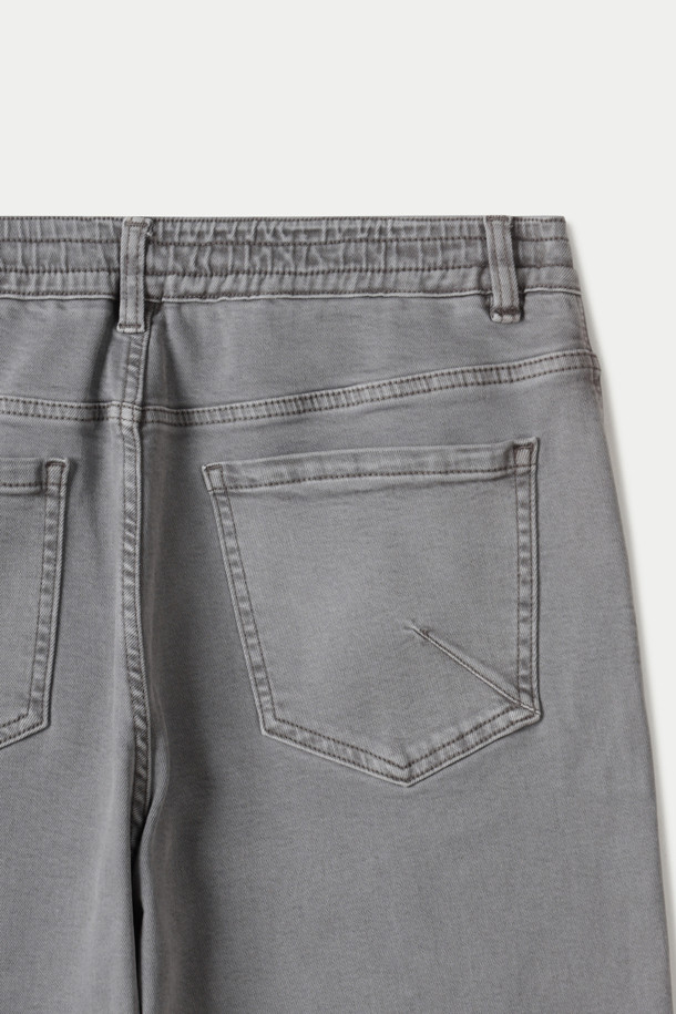 딥 컬러 다잉 스트레이트 데님 팬츠는 가먼트 다잉 기법을 사용하여 깊이 있는 네이비 컬러를 표현한 데님 팬츠입니다. 스트레치 데님 소재로 제작되어 편안한 착용감을 제공하며, 캐주얼 및 포멀 스타일 모두 소화 가능한 활용도를 자랑합니다. 켄톤 단추와 지퍼, 더블 스티치 보강으로 내구성을 높였으며, 스트레이트 핏으로 깔끔한 실루엣을 연출합니다. 비즈니스 캐주얼 및 출근룩에 적합하며, 미니멀하고 클래식한 스타일을 선호하는 분들께 추천합니다. 반드시 단독 세탁하여 관리하십시오.
