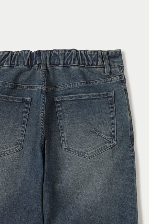 중청 루즈 스트레이트 데님 팬츠는 캐주얼과 빈티지 스타일을 모두 아우르는 매력적인 데님 팬츠입니다. 사계절 내내 활용 가능한 긴 기장의 바지로, 넉넉한 루즈핏과 스트레이트 핏이 편안하면서도 트렌디한 실루엣을 연출합니다. 중청 컬러에 워싱 디테일이 더해져 빈티지한 무드를 강조하며, 스트레치 데님 소재로 제작되어 활동성을 높였습니다. 브러쉬 워싱, 캣 워싱, 켄톤 단추, 더블 스티치 보강, 벨트고리 테이프 보강 등 섬세한 디테일이 돋보입니다. 데이트룩, 쇼핑룩 등 다양한 상황에 맞춰 캐주얼하거나 클래식하게 스타일링할 수 있습니다.
