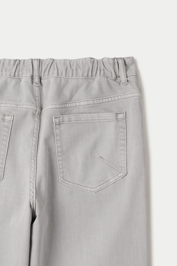 더티크림 루즈스트레이트 데님 팬츠는 오일 워싱 가공을 통해 빈티지한 멋을 살린 그레이 컬러 데님 팬츠입니다. 데이트룩, 쇼핑룩에 어울리는 캐주얼, 클래식, 미니멀 스타일로 연출하기 좋습니다. 면과 폴리우레탄 혼방의 신축성 있는 스트레치 소재로 편안한 착용감을 제공하며, 루즈핏과 스트레이트핏으로 디자인되어 어떤 체형에도 잘 어울립니다. 켄톤 단추와 지퍼, 더블 스티치 보강으로 튼튼하게 제작되어 오랫동안 착용할 수 있습니다.
