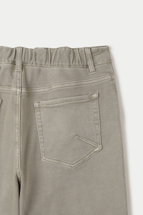 본딩 이중지 다잉 루즈스트레이트 데님팬츠는 캐주얼과 포멀 스타일을 넘나드는 활용도 높은 데님 팬츠입니다. 가먼트 다잉 기법으로 은은한 색감과 빈티지한 멋을 살렸으며, 스트레치 데님 소재와 본딩 이중지 원단을 사용하여 편안한 착용감을 선사합니다. 루즈핏과 스트레이트 핏으로 체형 커버는 물론, 트렌디한 스타일 연출도 용이합니다. 켄톤 단추와 지퍼, 더블 스티치 보강으로 내구성을 높였으며, 비즈니스 캐주얼 및 출근룩에도 잘 어울립니다.
