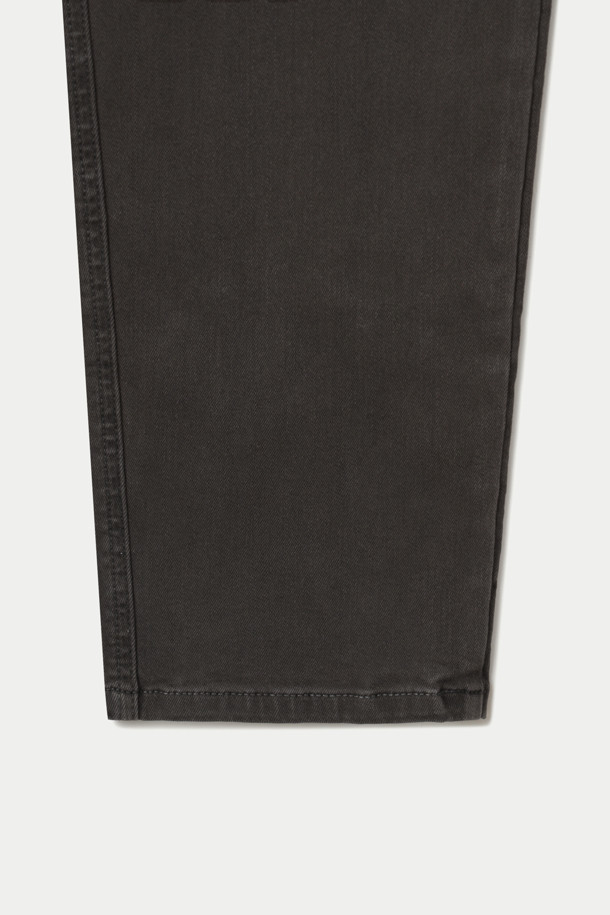 컬러다잉 릴렉스 데님팬츠는 가먼트 다잉 기법으로 제작되어 자연스러운 컬러감과 빈티지한 매력을 선사합니다. 스트레치 데님 소재로 제작되어 편안한 착용감을 제공하며, 릴랙스핏으로 활동성을 높였습니다. 허벅지부터 밑단까지 자연스럽게 좁아지는 실루엣으로 다리가 길어 보이는 효과를 줍니다. 켄톤 단추와 지퍼, 더블 스티치 보강으로 내구성을 높였으며, 캐주얼, 포멀 스타일 모두 소화 가능합니다. 단독 세탁을 권장하며, 이염에 주의하여 관리하십시오.
