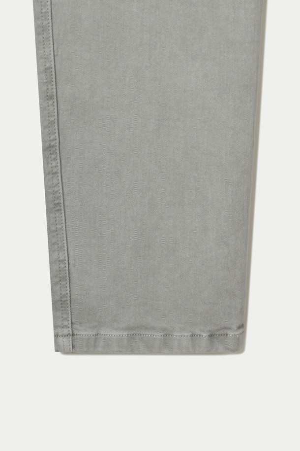 컬러다잉 릴렉스 데님팬츠는 가먼트 다잉 기법을 적용하여 은은하고 자연스러운 색감을 자랑하는 데님 팬츠입니다. 부드러운 스트레치 데님 소재로 제작되어 편안한 착용감을 선사하며, 릴렉스핏으로 활동성을 높였습니다. 허벅지부터 밑단까지 자연스럽게 좁아지는 실루엣으로 캐주얼부터 포멀까지 다양한 스타일을 연출할 수 있습니다. 켄톤 단추와 지퍼를 사용하여 튼튼하게 제작되었으며, 더블 스티치 보강으로 내구성을 더했습니다. 세탁 시에는 변색을 방지하기 위해 단독 세탁을 권장합니다.
