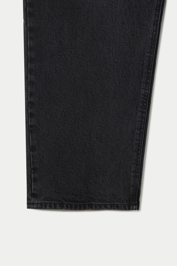 세련된 스타일을 연출하는 와이드 데님 팬츠입니다. 부드러운 면과 폴리우레탄 혼방 소재로 제작되어 편안한 착용감을 선사하며, 빈티지 워싱 처리로 은은한 멋을 더했습니다. 넉넉한 와이드핏과 루즈핏으로 트렌디한 실루엣을 완성하며, 데이트룩이나 쇼핑룩에 잘 어울립니다. 코인 포켓과 켄톤 단추, 지퍼 디테일은 물론, 더블 스티치 보강으로 내구성을 높였습니다. 그레이 컬러로 어떤 상의에도 쉽게 매치하여 캐주얼하면서도 미니멀한 스타일을 연출할 수 있습니다.
