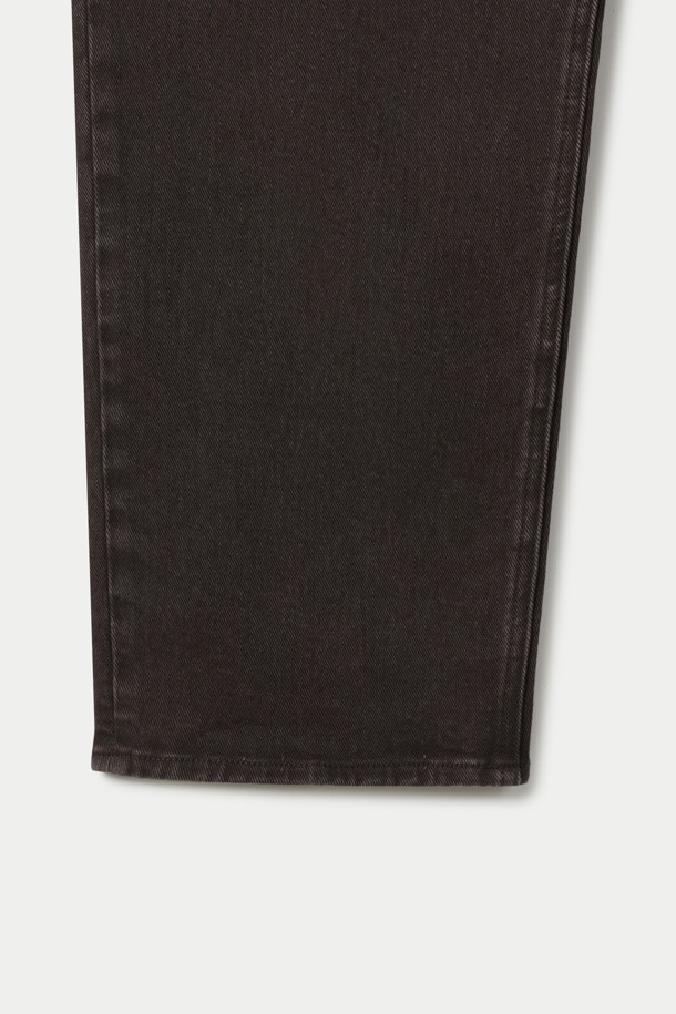 다크 브라운 와이드 데님 팬츠는 빈티지하고 캐주얼한 스타일을 연출할 수 있는 데님 팬츠입니다. 넉넉한 루즈핏 와이드 실루엣으로 편안한 착용감을 선사하며, 면과 폴리우레탄 혼방 소재로 제작되어 신축성이 우수합니다. 빈티지 워싱 기법을 더해 자연스러운 멋을 살렸으며, 코인 포켓과 켄톤 단추, 지퍼 디테일이 돋보입니다. 더블 스티치로 마감하여 내구성을 높였으며, 단독 세탁을 권장합니다. 동네 마실룩이나 여행룩에 잘 어울리는 데일리 아이템입니다.
