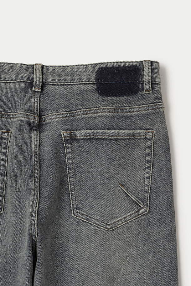 세련된 돌청 워싱 디테일이 돋보이는 여성용 와이드 데님 팬츠입니다. 넉넉한 루즈핏으로 편안함과 스타일리시함을 동시에 만족시키며, 데이트룩이나 산책룩에 활용하기 좋습니다. 그레이 컬러의 무지 디자인으로 어떤 상의와도 쉽게 매치하여 캐주얼하고 미니멀한 스타일을 연출할 수 있습니다. 봄, 여름, 가을, 계절에 구애받지 않고 즐겨 입을 수 있으며 뻣뻣한 데님 소재 특유의 견고한 느낌을 선사합니다. 밴딩이 없어 깔끔한 핏을 연출하며, 워싱 디테일이 빈티지한 무드를 더합니다.
