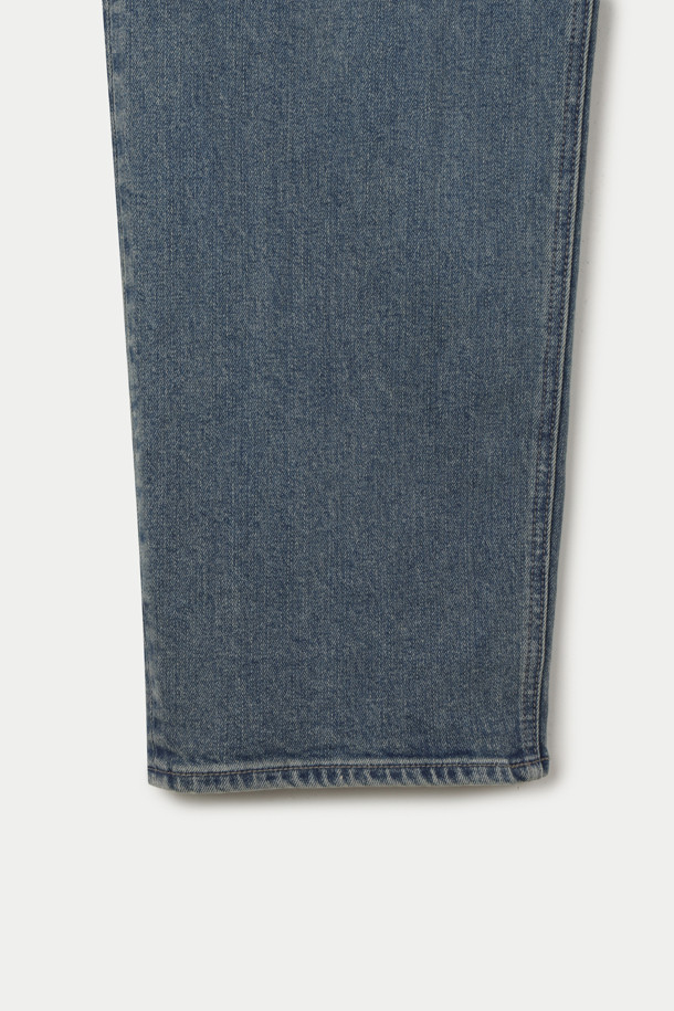 중청 와이드 데님팬츠는 편안하고 스타일리시한 일상룩을 위한 완벽한 선택입니다. 캐주얼과 빈티지 무드를 동시에 느낄 수 있으며, 사계절 내내 활용 가능한 실용적인 아이템입니다. 넉넉한 와이드 핏과 루즈핏으로 편안한 착용감을 제공하며, 빈티지 워싱과 스트레치 데님 소재로 활동성을 높였습니다. 코인포켓, 켄톤 단추, 지퍼, 더블 스티치 등 디테일 요소들이 돋보이며, 동네 마실룩 또는 여행룩에 미니멀한 스타일을 더해줍니다.
