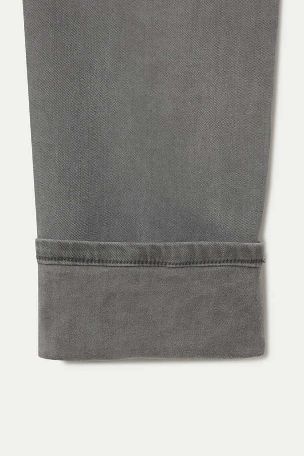 컬러다잉 힙스터 데님 팬츠는 가먼트 다잉 기법으로 빈티지한 그레이 컬러감을 살린 데님 팬츠입니다. 스트레치 데님 소재를 사용하여 편안한 착용감을 제공하며, 슬림핏과 힙스터핏으로 캐주얼 또는 포멀 스타일 모두 연출 가능합니다. 출근룩과 비즈니스 캐주얼에 적합하며, 클래식, 미니멀 스타일을 선호하는 분들께 추천합니다. 보온성을 높이기 위해 기모 처리를 하였으며, 켄톤 단추와 지퍼, 더블 스티치로 내구성을 강화했습니다. 세탁 시에는 단독 세탁을 권장합니다.
