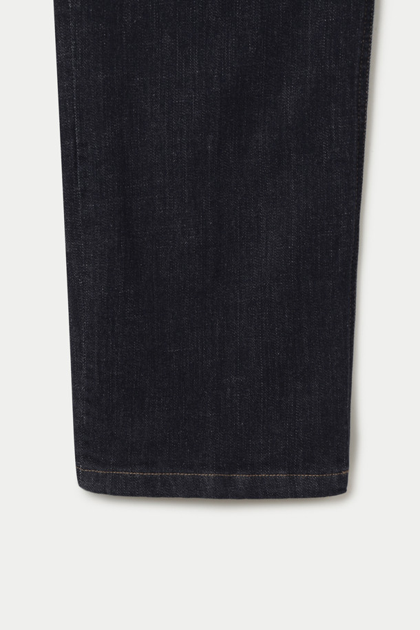 RAW(로우) 루즈 스트레이트 데님 팬츠는 모던하고 캐주얼한 스타일을 추구하는 분들을 위한 사계절용 데님 팬츠입니다. 인디고 컬러의 무지 디자인으로, 데이트룩과 쇼핑룩 등 다양한 TPO에 활용하기 좋습니다. 면과 폴리우레탄 혼방 소재로 제작되어 편안한 착용감을 선사하며, 루즈 핏과 스트레이트 핏으로 편안하면서도 스타일리시한 핏을 연출합니다. 센터프레스, 켄톤 단추, 지퍼, 더블 스티치, 논페이드, 스트레치 디테일이 더해져 완성도를 높였습니다. 미니멀하고 클래식한 스타일을 선호하는 분들께 추천합니다.
