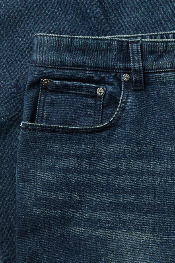 이중지 중청 힙스터 데님팬츠는 캐주얼과 빈티지 스타일을 모두 만족시키는 남성용 데님 팬츠입니다. 힙스터핏과 슬림핏으로 디자인되어 세련된 실루엣을 연출하며, 두꺼운 이중지 원단으로 제작되어 내구성이 뛰어납니다. 중청 컬러에 브러쉬 워싱과 캣 워싱 기법을 더해 자연스러운 빈티지 무드를 살렸습니다. 켄톤 단추와 지퍼, 더블 스티치 마감으로 꼼꼼하게 제작되었으며, 스트레치 데님 소재로 편안한 착용감을 제공합니다. 데이트룩, 여행룩 등 다양한 TPO에 활용 가능하며, 캐주얼, 클래식, 미니멀 스타일 모두에 잘 어울립니다.
