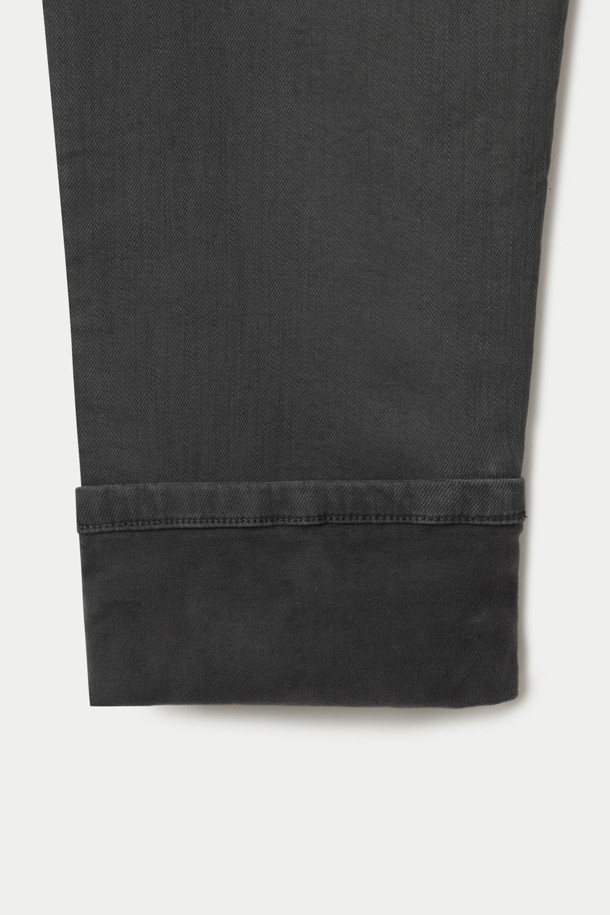 기모 루나다잉 릴렉스 데님팬츠는 부드러운 기모 안감으로 따뜻함을 더한 겨울용 데님 팬츠입니다. 가먼트 다잉 기법으로 빈티지한 멋을 살렸으며, 신축성 있는 스트레치 데님 소재를 사용하여 편안한 착용감을 제공합니다. 릴렉스 핏으로 활동성을 높였으며, 켄톤 단추와 지퍼, 더블 스티치 마감으로 튼튼하게 제작되었습니다. 캐주얼부터 포멀까지 다양한 스타일을 소화할 수 있으며, 그레이 컬러로 어떤 상의에도 매치하기 용이합니다. 이염에 주의하여 단독 세탁하는 것을 권장합니다.
