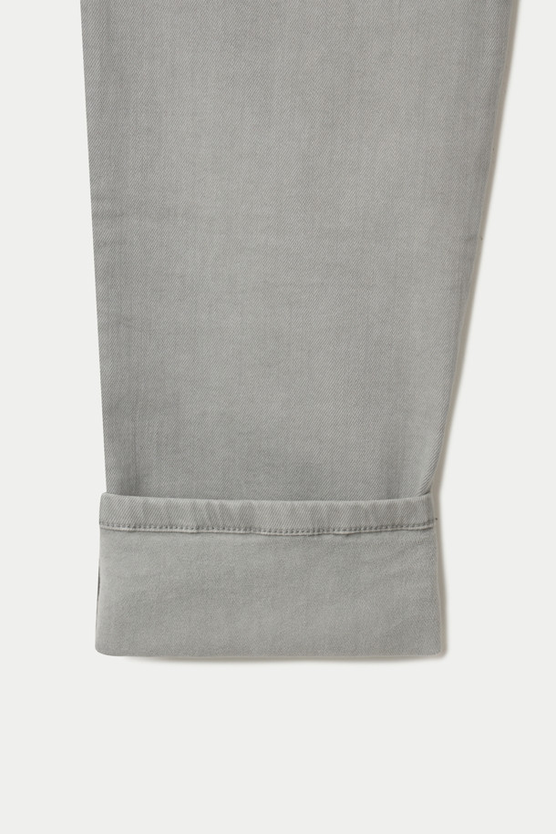 기모 루나다잉 릴렉스 데님 팬츠는 부드러운 기모 안감으로 따뜻함을 더한 겨울용 데님 팬츠입니다. 가먼트 다잉 기법을 사용하여 은은하고 자연스러운 색감의 그레이 컬러를 구현했으며, 스트레치 데님 소재로 편안한 착용감을 선사합니다. 릴렉스 핏으로 여유로운 실루엣을 연출하며, 켄톤 단추와 지퍼, 더블 스티치 보강으로 내구성을 높였습니다. 출근룩과 비즈니스 캐주얼은 물론 캐주얼, 클래식, 미니멀 스타일까지 소화 가능한 활용도 높은 아이템입니다. 단독 세탁을 권장합니다.
