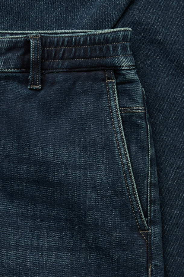 이중지 중청 릴렉스 데님팬츠는 캐주얼, 미니멀, 클래식 스타일을 아우르는 데님팬츠입니다. 릴렉스핏으로 편안한 착용감을 선사하며, 이중지 원단을 사용하여 두꺼운 두께감과 탄탄한 내구성을 자랑합니다. 빈티지 워싱과 켄톤 단추, 지퍼 디테일이 돋보이며, 스트레치 소재로 활동성을 높였습니다. 넉넉한 핏과 중청 컬러는 데이트룩, 여행룩 등 다양한 TPO에 활용 가능하며, 더블 스티치 보강으로 튼튼하게 제작되었습니다.
