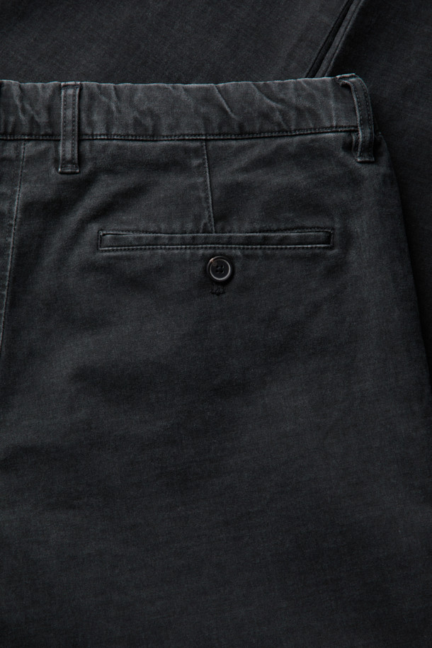 (SET UP) 듀카 프린트 릴렉스 팬츠는 캐주얼, 미니멀, 클래식 스타일을 추구하는 분들을 위한 릴렉스 핏의 바지입니다. 빈티지하고 캐주얼한 무드를 연출하며, 허리 양쪽 밴딩으로 편안한 착용감을 제공합니다. 블랙 컬러의 코튼 소재에 프린트 패턴이 돋보이며, 고밀도 안감과 피그먼트 코팅으로 제작되었습니다. 가먼트 워싱 처리, 버팔로 혼 버튼 디테일, 셋업 가능한 디자인이 특징입니다. 동네 마실룩, 여행룩 등 다양한 TPO에 활용할 수 있습니다.
