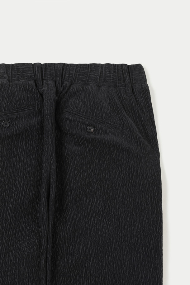 (SET UP) 크리즈 코듀로이 와이드 팬츠는 남성용 바지로, 가을과 겨울에 착용하기 좋습니다. 블랙 컬러의 루즈핏 와이드 팬츠로, 두꺼운 두께감과 부드러운 촉감이 특징입니다. 불규칙한 형태의 코듀로이 소재와 사선 배치된 뒷포켓, 버팔로 혼 버튼이 디자인 디테일을 더합니다. 하프 밴딩과 고밀도 안감으로 편안한 착용감을 선사하며, 데일리룩과 출근룩, 클래식, 미니멀, 캐주얼 스타일 모두 소화 가능합니다. 셋업으로도 활용할 수 있어 활용도가 높습니다.
