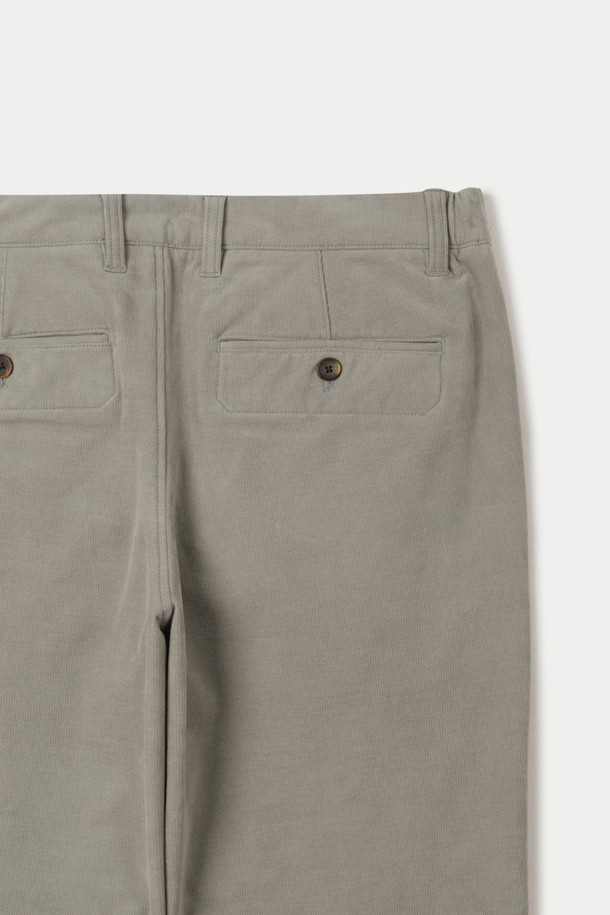 (Set up) 변형 코듀로이 릴렉스 팬츠는 부드러운 촉감의 코듀로이 소재로 제작되어 겨울철 따뜻하게 착용할 수 있는 긴 바지입니다. 릴렉스 핏으로 편안함을 강조했으며, 허리 양쪽에 밴딩 처리가 되어 있어 활동성을 높였습니다. 버팔로 혼 버튼과 뒷포켓 스티치 장식으로 은은한 포인트를 더했으며, 셋업으로도 활용 가능하여 다양한 스타일을 연출할 수 있습니다. 캐주얼, 클래식, 미니멀 스타일을 즐겨 입는 분들께 추천하며, 출근룩, 비즈니스 캐주얼, 모임룩 등 TPO에 맞춰 활용하기 좋습니다.
