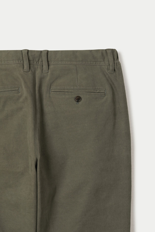 가을, 겨울 시즌을 위한 헤비코튼 스트레이트 팬츠입니다. 부드러운 촉감의 면, 폴리우레탄 혼방 소재로 제작되었으며, 두꺼운 두께감으로 따뜻하게 착용할 수 있습니다. 베이직하고 캐주얼한 스타일로, 일상복은 물론 출근룩, 캠핑룩 등 다양한 TPO에 활용 가능합니다. 허리 이밴드와 스트링으로 편안한 착용감을 제공하며, 브러쉬 가공, 피치 가공, 가먼트 워싱으로 완성도를 높였습니다. 카키, 올리브 두 가지 색상으로 만나보세요.
