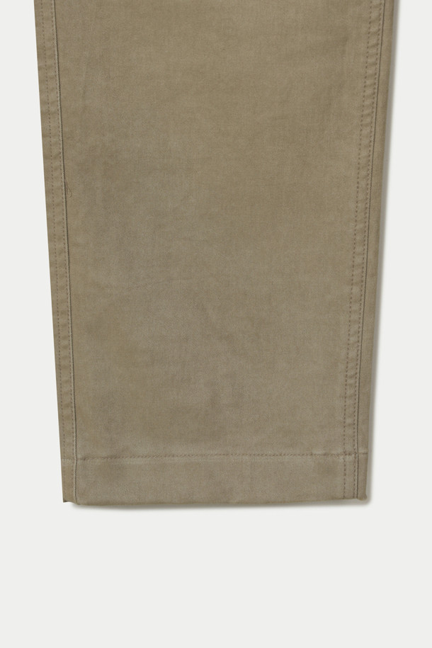 사틴스판 브러시드 카치온 스트레이트 팬츠는 부드러운 촉감의 면과 사틴 혼방 소재로 제작된 긴 기장의 바지입니다. 미니멀한 스타일의 베이지 색상으로, 데일리룩과 일상복에 적합하며 오피스룩과 모임룩으로도 활용할 수 있습니다. 허리 양쪽 밴딩 처리로 편안한 착용감을 선사하며, 릴렉스핏과 스트레이트 핏, 테이퍼드 핏으로 디자인되어 다양한 스타일을 연출할 수 있습니다. 빈티지한 외관과 워시드 아웃 효과, 피치 가공, 카치온 염색, 가먼트 워싱 처리를 통해 은은한 멋을 더했으며, 버팔로 혼 버튼을 사용하여 고급스러움을 더했습니다. 고밀도 안감으로 부드러운 착용감을 느낄 수 있습니다.
