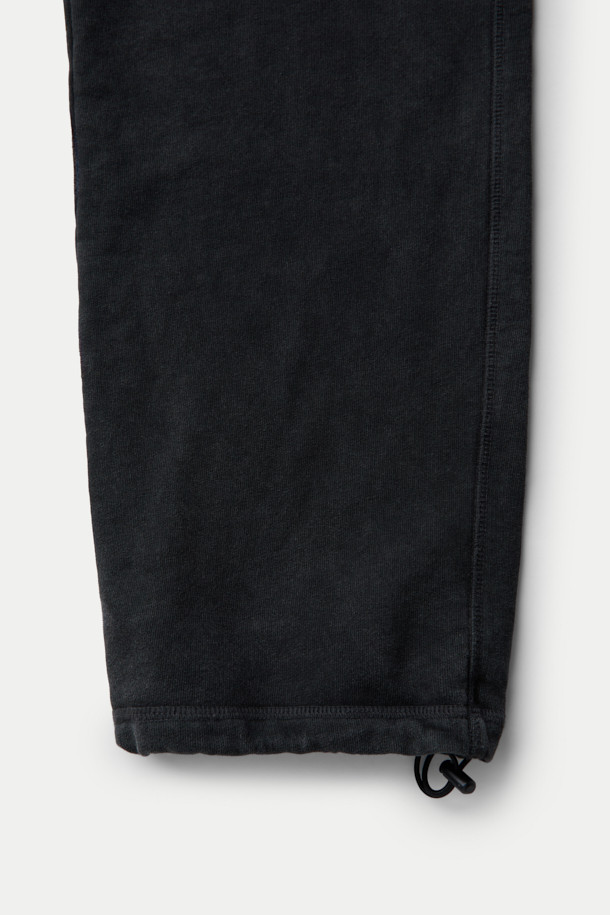 (SET UP) 미네랄워싱 스웻 팬츠는 캐주얼, 스포티, 미니멀 스타일을 모두 아우르는 공용 바지입니다. 일상과 피트니스 활동 모두에 적합하며, 봄, 가을에 착용하기 좋습니다. 부드러운 면 소재로 제작되어 편안한 착용감을 선사하며, 릴랙스핏과 루즈핏으로 활동성을 높였습니다. 미네랄워싱 가공으로 빈티지한 느낌을 살렸으며, 밴딩 허리와 조절 가능한 허리끈으로 편안하게 착용할 수 있습니다. 숏 기장으로 활동적인 느낌을 더해 피트니스룩, 캠핑룩 등 다양한 TPO에 활용 가능합니다.
