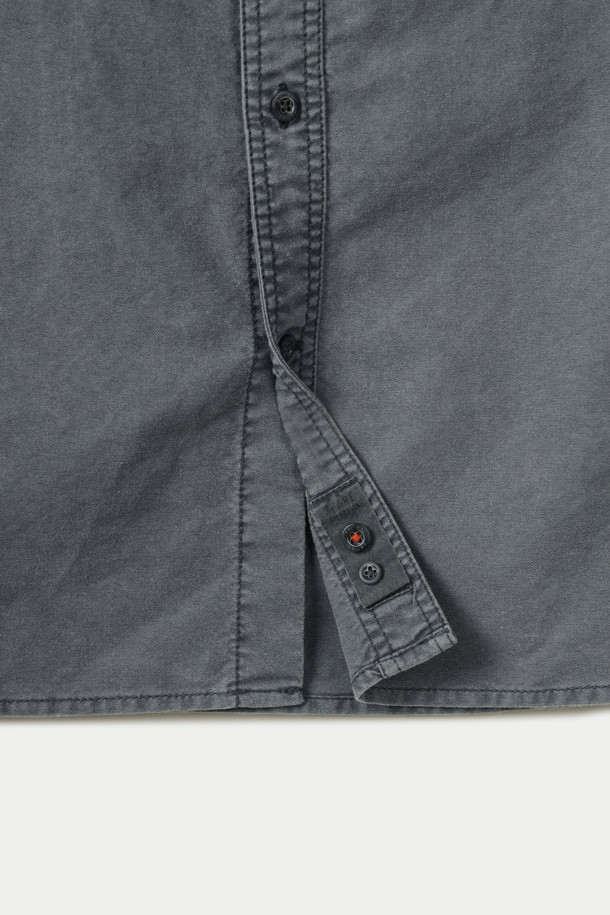 피그다잉 솔리드 릴렉스 셔츠는 빈티지하고 클래식한 스타일을 선호하는 분들을 위한 제품입니다. 옥스포드 조직 면 소재로 제작되어 봄, 가을 간절기에 착용하기 좋으며, 릴랙스핏과 세미루즈핏으로 편안한 착용감을 선사합니다. 가슴 사선 포켓 디자인과 피그먼트 다잉 기법을 적용하여 은은한 페이드아웃 효과를 연출해 더욱 멋스러운 분위기를 더합니다. 기본 칼라의 긴 소매 셔츠로, 데이트룩, 카페룩, 가을 나들이룩 등 다양한 TPO에 활용하기 좋습니다. 단독 세탁을 권장합니다.
