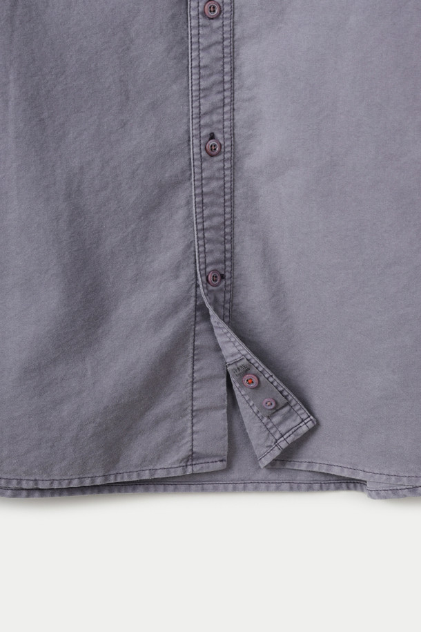 피그다잉 솔리드 릴렉스 셔츠는 부드러운 면 소재의 릴렉스핏 셔츠입니다. 차이나칼라 디자인에 얇은 두께감으로 봄, 여름, 가을 시즌에 착용하기 좋습니다. 피그먼트 다잉 가공을 통해 빈티지한 워싱 효과를 더했으며, 가슴 사선 포켓 디테일이 돋보입니다. 베이직하고 캐주얼한 스타일로, 동네 마실룩, 카페룩, 여행룩 등 다양한 TPO에 활용 가능합니다. 단독 세탁을 권장합니다.
