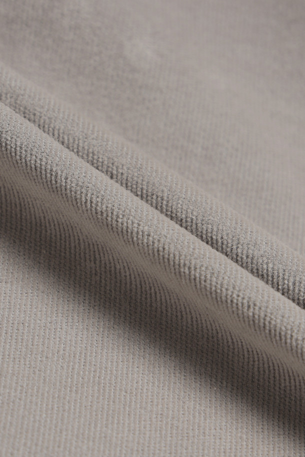 부드러운 촉감의 멜란지 코듀로이 셔츠입니다. 가을과 겨울에 어울리는 레귤러핏 긴소매 셔츠로, 베이직하고 클래식한 스타일을 연출합니다. 멜란지사 혼용으로 은은한 멋을 더했으며, 스판 혼방으로 편안한 착용감을 선사합니다. 높은 밀도감의 코듀로이 소재에 간결한 디자인, 기본 칼라, 버튼 셋업, 포켓 디테일이 특징입니다. 출근룩, 비즈니스 캐주얼, 모임룩 등 다양한 TPO에 활용할 수 있는 아이템입니다.
