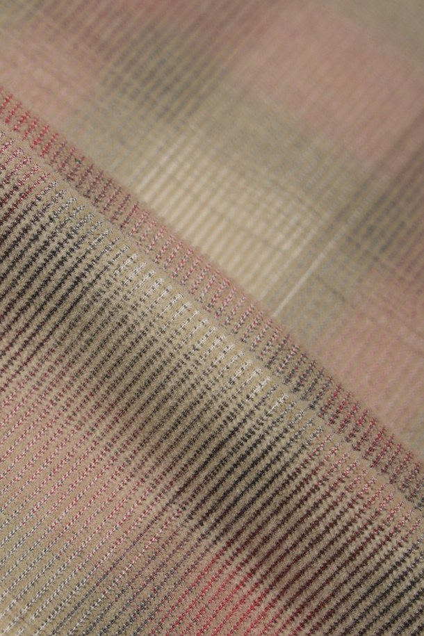 따뜻한 감성의 코듀로이 소재와 웨스턴 스타일이 만난 코듀로이 웨스턴 체크 셔츠입니다. 베이지와 브라운 컬러의 옴브레 체크 패턴이 빈티지하면서도 캐주얼한 무드를 연출합니다. 가볍고 부드러운 코듀로이 소재로 간절기와 겨울에 따뜻하게 착용하기 좋습니다. 진주 스냅 버튼, 뾰족한 요크, 가슴 플랩 포켓 디테일이 웨스턴 스타일을 강조하며, 레귤러 핏으로 편안하게 착용 가능합니다. 클래식과 캐주얼 스타일을 모두 소화할 수 있는 활용도 높은 아이템입니다.
