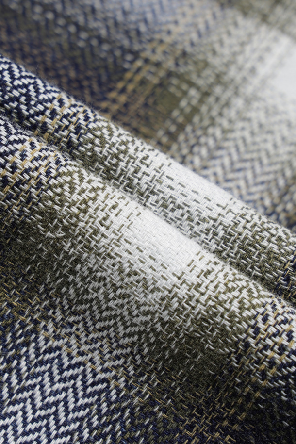 인디고 워싱 체크 오버핏 셔츠는 남성용 셔츠로, 캐주얼하고 미니멀한 스타일을 연출하기 좋습니다. 데이트룩이나 봄 소풍룩에 어울리며, 부드러운 데님 소재에 워싱 가공을 더해 편안한 착용감을 선사합니다. 차이나칼라와 긴 소매, 체크 패턴이 특징이며, 레귤러 기장으로 제작되었습니다. 오버핏으로 트렌디한 스타일을 연출할 수 있으며, 봄, 가을에 활용하기 좋습니다.
