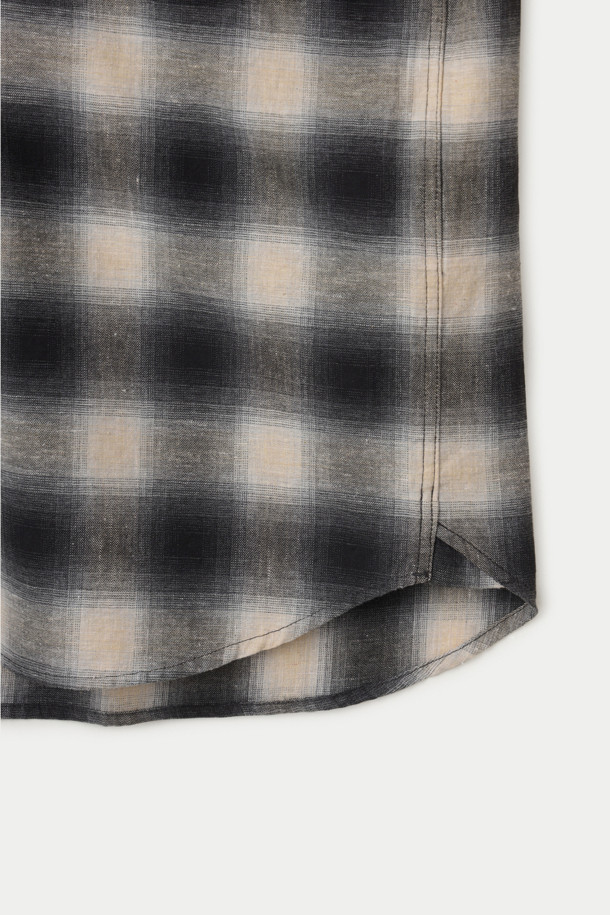 알비아떼 옴브레 체크 릴렉스 셔츠는 이탈리아 ALBINI 그룹의 Albiate 1830 소재를 사용하여 제작되었습니다. 블랙, 화이트, 그레이 색상으로 구성되어 있으며, 데일리룩과 포멀룩 모두 활용 가능합니다. 릴렉스 핏에 기본 칼라 디자인으로 편안하면서도 클래식한 무드를 연출합니다. 내추럴 스트레치성과 견고한 조직감, 버튼 플라켓과 커프스가 특징이며, 오피스룩, 비즈니스 캐주얼, 모임룩에 적합합니다. 미니멀하고 시크한 스타일을 선호하는 분들께 추천합니다.
