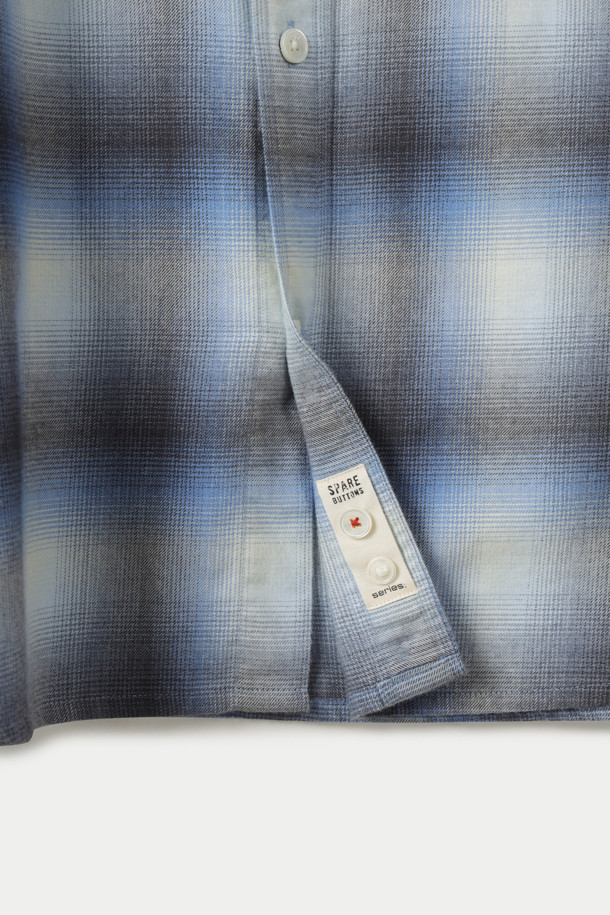 SOMELOS (소멜로스) 블루 옐로우 옴브레 체크 오버핏 셔츠는 간절기, 가을, 초겨울에 어울리는 셔츠입니다. 부드러운 촉감의 고밀도 면사를 사용하여 제작되었으며, 블루와 옐로우 컬러의 옴브레 체크 패턴이 돋보입니다. 드롭 숄더, 플라켓 & 커프스 & 포켓 디테일로 디자인의 완성도를 높였으며, 오버핏으로 편안한 착용감을 선사합니다. 캐주얼, 클래식, 미니멀 스타일 모두 소화 가능한 베이직 셔츠입니다.
