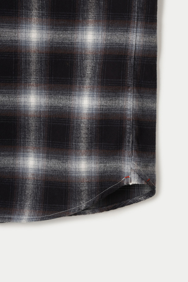 블랙 옴브레 체크 릴렉스 셔츠는 남성용 상의로, 가을과 겨울에 어울리는 캐주얼 스타일의 제품입니다. 블랙과 화이트 컬러의 조화가 세련된 옴브레 체크 패턴으로 디자인되었으며, 차이나칼라와 긴 소매가 특징입니다. 부드러운 면 소재로 제작되어 편안한 착용감을 제공하며, 릴렉스 핏으로 자연스러운 실루엣을 연출합니다. 출근룩과 모임룩, 그리고 캐주얼, 클래식, 미니멀 스타일 모두 소화 가능한 활용도 높은 아이템입니다.
