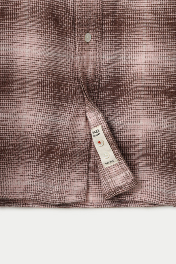 이탈리아 캉클리니 원단을 사용하여 제작된 옴브레 체크 릴렉스 셔츠입니다. 브라운, 베이지 컬러의 옴브레 체크 패턴이 빈티지한 무드를 연출하며, 릴랙스 핏으로 편안한 착용감을 선사합니다. 간절기에 활용하기 좋은 긴 소매 셔츠로, 가슴 양쪽 포켓 디테일이 특징입니다. 면 소재로 제작되어 부드러운 촉감을 느낄 수 있으며, 멜란지 가공으로 은은한 멋을 더했습니다. 동네 마실룩, 카페룩 등 다양한 TPO에 레이어링하여 클래식, 미니멀, 캐주얼 스타일을 연출해보세요.
