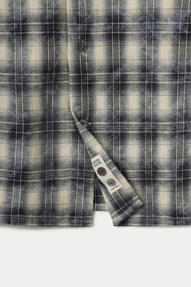 세련된 스프레이 워싱 기법으로 은은한 멋을 더한 남성용 체크 오버핏 셔츠입니다. 부드러운 면 소재로 제작되어 편안한 착용감을 선사하며, 봄, 가을 시즌에 활용하기 좋습니다. 블랙, 화이트, 그레이 세 가지 기본 색상으로 출시되어 출근룩, 모임룩 등 다양한 TPO에 맞춰 캐주얼, 클래식, 미니멀 스타일을 연출할 수 있습니다. 차이나칼라와 긴 소매, 레귤러 기장으로 디자인되어 어떤 체형에도 잘 어울립니다. 워싱 가공으로 자연스러운 분위기를 더한 매력적인 아이템입니다.
