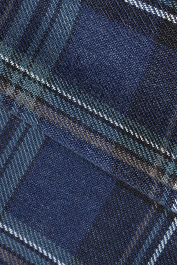 빈티지 워싱 체크 오버형 셔츠는 남녀 모두 착용 가능한 캐주얼하고 베이직한 스타일의 상의입니다. 네이비와 블루 두 가지 색상으로 출시되었으며, 봄, 가을에 적합합니다. 100% 면 소재로 제작되어 부드러운 촉감을 선사하며, 레귤러 기장에 오버핏으로 편안하게 착용할 수 있습니다. 체크 패턴과 워싱 가공, 빈티지 디테일이 돋보이는 긴소매 셔츠입니다. 카라 디자인으로 깔끔한 느낌을 더했습니다.
