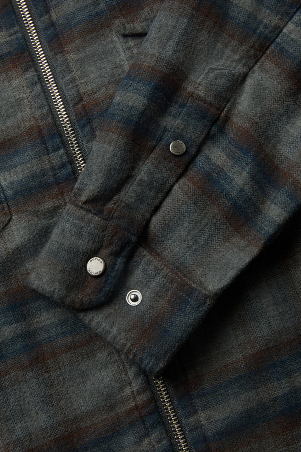 **피그다잉 집업 체크 셔츠**는 부드러운 면 소재에 헤링본 조직으로 제작되어 편안한 착용감을 선사합니다. 루나 다잉 공법으로 은은한 빈티지 무드를 더했으며, 그레이와 블루 두 가지 컬러로 출시되었습니다. 세미오버핏에 셔츠칼라 디자인으로 캐주얼하면서도 클래식한 스타일을 연출할 수 있습니다. 4개의 포켓과 밑단 스트링 디테일로 실용성을 더했으며, 집업과 스냅 버튼 여밈 방식으로 간편하게 착용 가능합니다. 간절기, 겨울철 출근룩, 비즈니스 캐주얼, 모임룩 등 다양한 TPO에 활용하기 좋습니다.
